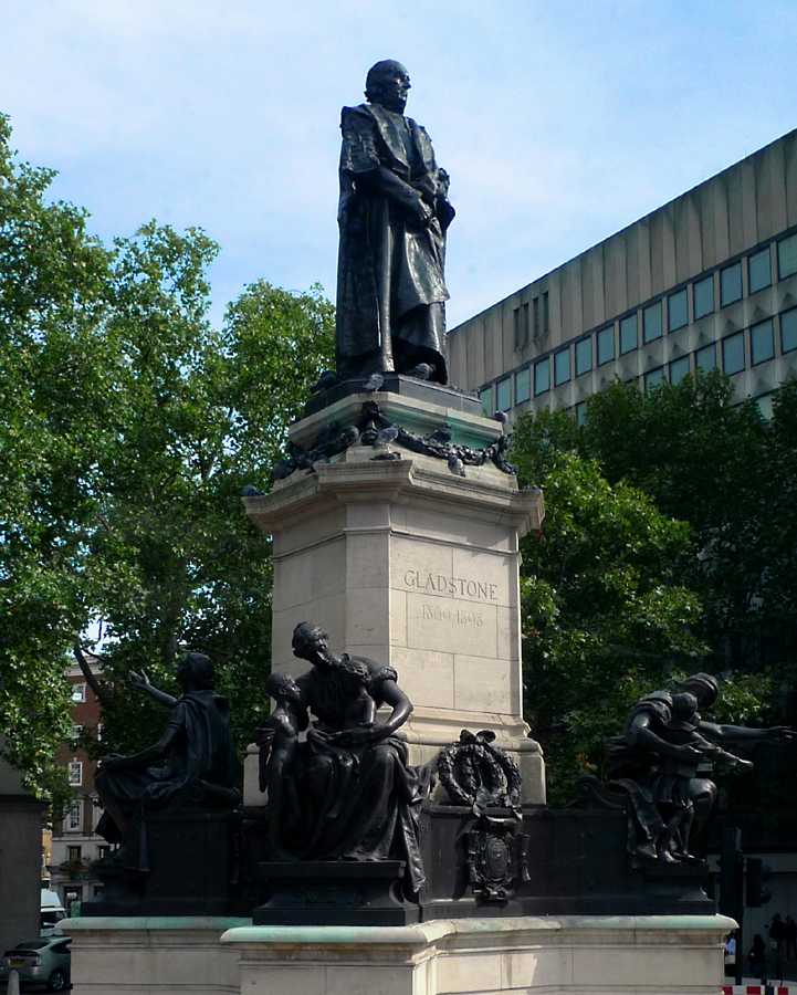 L1010983.JPG - The statue of Gladstone at Aldwych near the Royal Courts. Also shot from the bus.